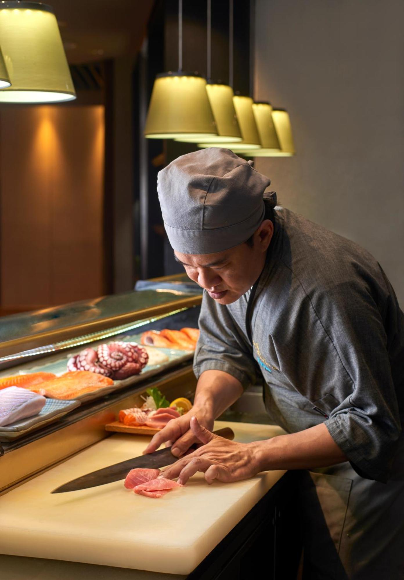 Eastin Hotel Kuala Lumpur Petaling Jaya Dış mekan fotoğraf A sushi chef at work
