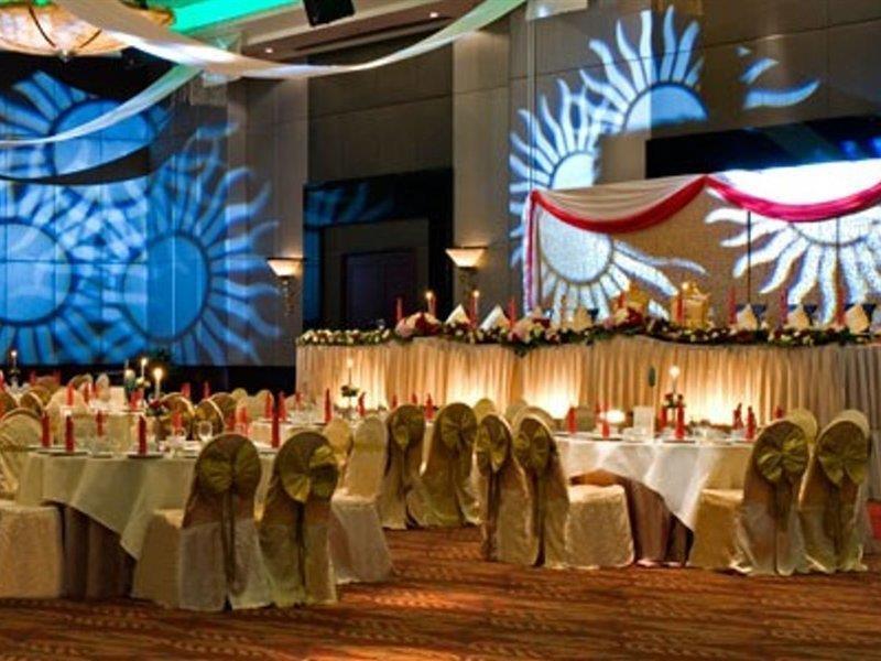 Eastin Hotel Kuala Lumpur Petaling Jaya Dış mekan fotoğraf A wedding reception at a hotel